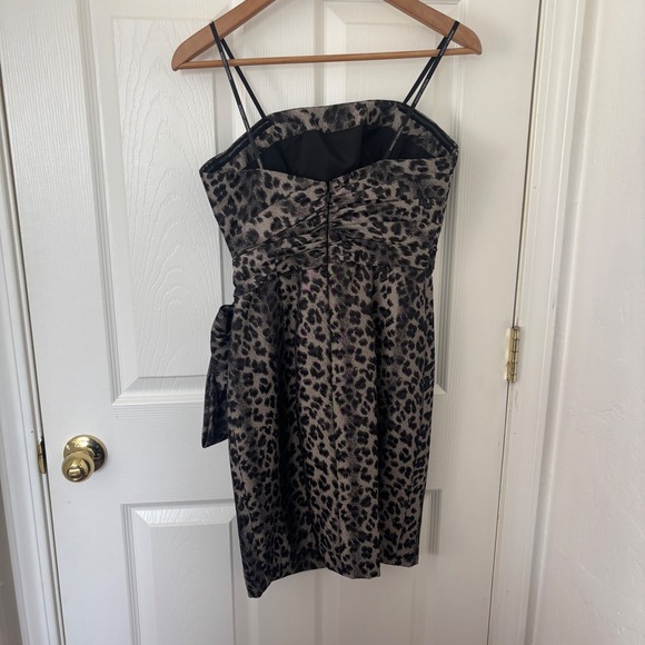 Maggy London Leopard Print Cocktail Dress Grey Black Ruched Side Bow Size 4 - Picture 3 of 5